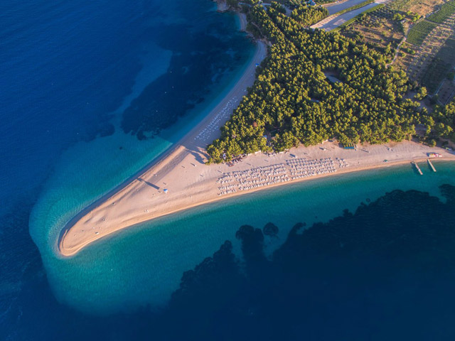 Bãi tắm trên đảo Brac, Croatia: Với bờ cát mịn, bãi biển đá thạch anh mang màu hồng phấn ngọt ngào, rừng thông Địa Trung Hải xanh mướt và thường xuyên đón gió mạnh